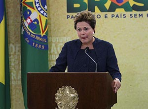 Presidente Dilmase emociona durante a cerimonia de Instalao da Comisso Nacional da Verdade, no Palcio do Planalto, em maio 