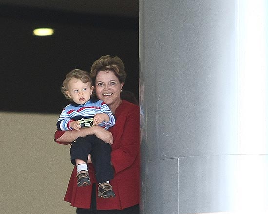 A presidente Dilma Rousseff na rampa do Palácio do Planalto com o neto Gabriel para assistir a banda dos Dragões da Independênci