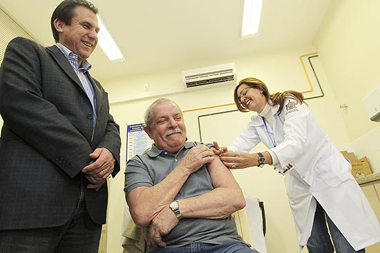 O ex-presidente Lula faz careta apos tomar a vacina anti-gripe em Sao Bernardo do Campo, acompanhado de Luiz Marinho, candidato a reeleicao a cidade