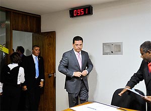 O governador de Goiás, Marconi Perillo (PSDB),chega à sessão da CPI do Cachoeira para prestar depoimento