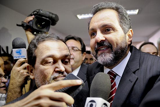 Agnelo Queiroz ( dir.) chega ao Senado para depor  CPI do Cachoeira