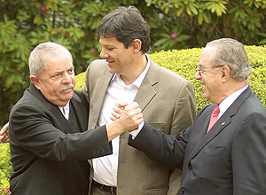 Lula cumprimenta Paulo Maluf no anúncio do apoio do PP ao pré-candidato do PT à Prefeitura de SP, Fernando Haddad