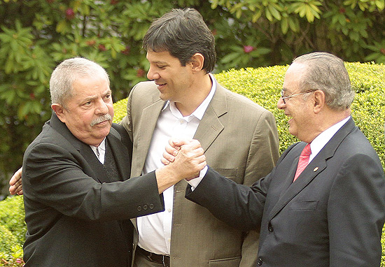 Maluf (à dir.) com Haddad e Lula em sua casa em evento para selar aliança com PT