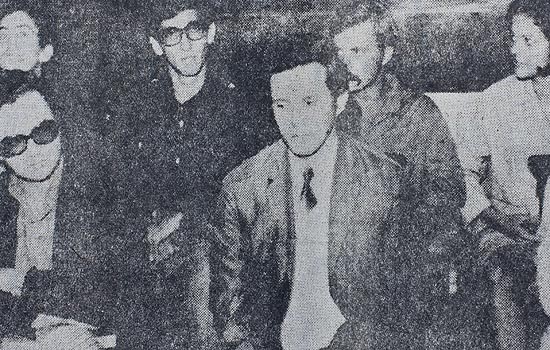 Reprodução do jornal " Estado de Minas" de abril de 1972 mostra Dilma (ao fundo, à dir.) em julgamento político em BH