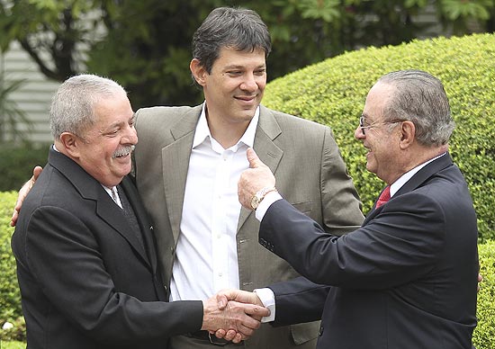 Maluf (à dir.) com Haddad e Lula em sua casa em evento para selar aliança do PP com PT