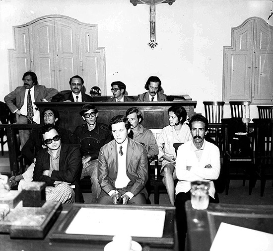 Dilma e outros militantes em interrogatório em Juiz de Fora, em 1972; na fila de trás, de óculos, o ministro Fernando Pimentel (Desenvolvimento)