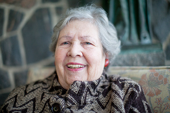 A aposentada Therezinha Zerbini, 84, em sua casa em So Paulo