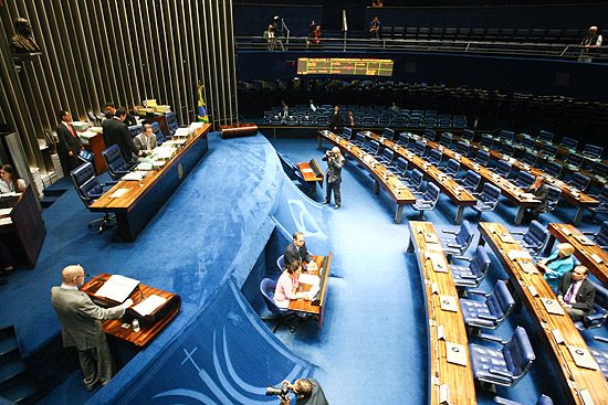 Senador Demóstenes Torres discursa para um plenário quase vazio