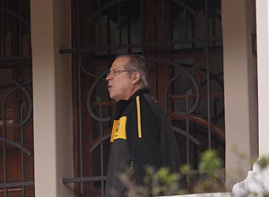 José Dirceu entra na casa de sua mãe em Passa Quatro (MG), a duas semanas do início do julgamento do mensalão