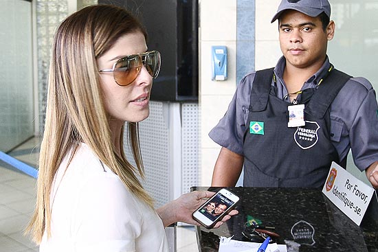 Mulher de Cachoeira, Andressa Mendona deixa bilhete para o marido na PF em Goinia, onde ele foi transferido