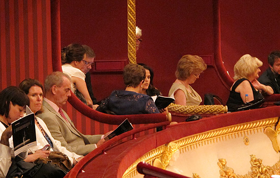 Dilma (de costas) com a filha no "Royal Opera House", em Londres
