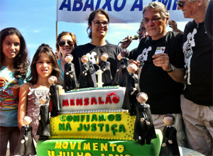 Manifestantes celebram com bolo julgamento do mensalo