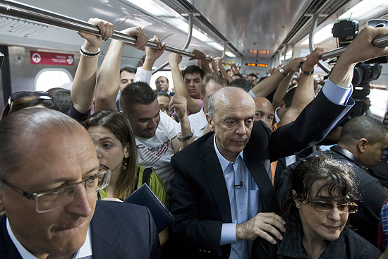 O candidato do PSDB à Prefeitura de SP, José Serra, e o governardor Geraldo Alckmin (esq.) em trem da CPTM