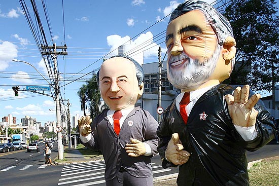 Campanha do PT em Ribeirão Preto usa bonecos infláveis do ex-presidente Lula e do candidato a prefeito João Gandini