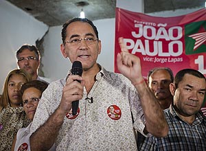 O candidato a prefeito de Osasco Joo Paulo Cunha em campanha na Vila Menk na semana passada