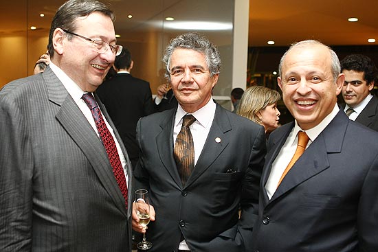 O advogado Arnaldo Malheiros com o ministro do STF, Marco Aurélio Mello e o advogado Alberto Toron em festa de aniversário 