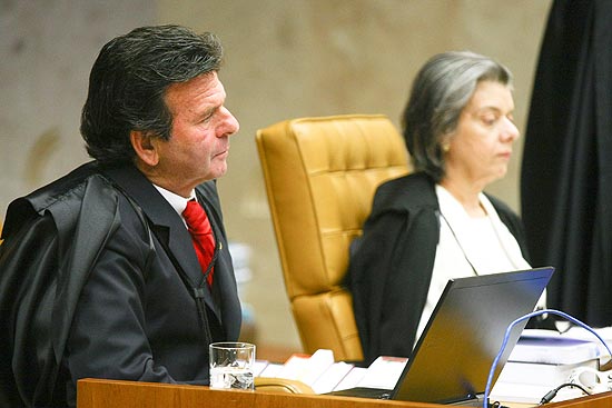 Ministros Luiz Fux e Crmen Lcia no plenrio do STF durante o julgamento do mensalo