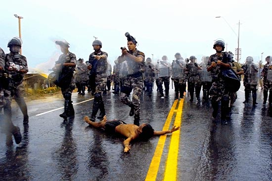 ndio deita-se diante de policiais, em estrada na Bahia, para tentar deter a represso a manifestantes em 2000