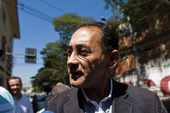O deputado federal Joo Paulo Cunha (PT-SP), agora ex-candidato a prefeito de Osasco, na Grande Sao Paulo, deixa o Sindicato do Comercio Varejistas de Osasco e Regio, no centro de Osasco