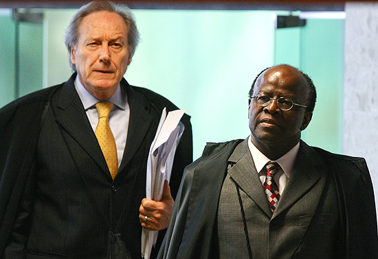 Os ministros Ricardo Lewandowski (revisor) e Joaquim Barbosa (relator) entram no Plenrio do STF para retormar julgamento do mensalo