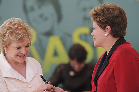 A nova ministra da Cultura, Marta Suplicy, conversa com a presidente Dilma Rousseff, em cerimnia em que tomou posse no cargo