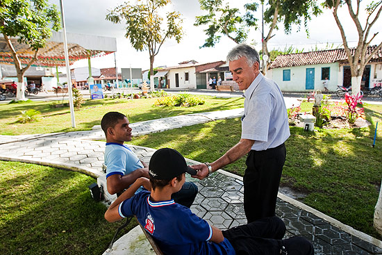 Prefeito de Elisio Medrado, Everaldo Caldas, brinca com moradores da cidade que fica no interior da Bahia