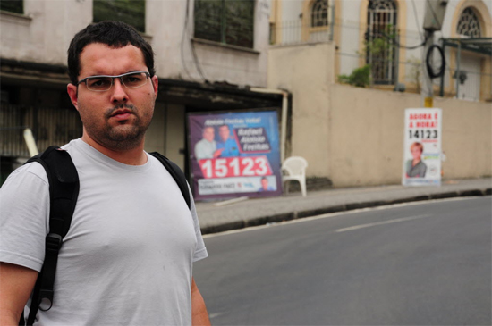 O professor Aldo Baptista Júnior, agredido após retirar placas eleitorais na zona norte do Rio