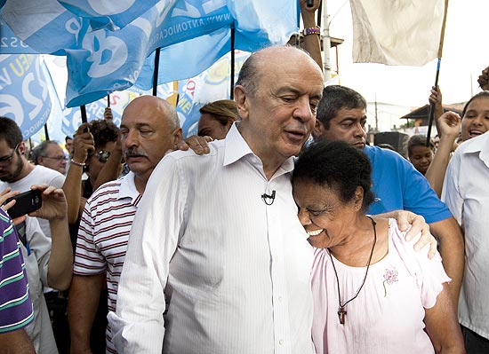 Eleitora morde camisa de Serra, candidato a prefeito de So Paulo, durante visita ao Campo Limpo, na zona sul