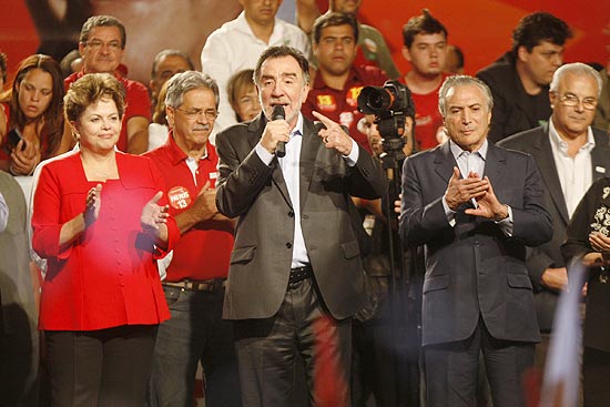 Dilma durante comcio de Patrus (ao microfone) em Belo Horizonte