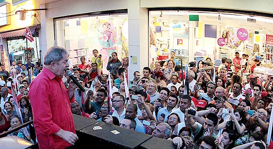 Lula discursa durante evento da campanha do petista Fernando Haddad em So Mateus, zona leste de So Paulo