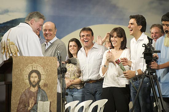 Gabriel Chalita (PMDB) e José Serra (PSDB) se encontram em missa do Padre Marcelo Rossi