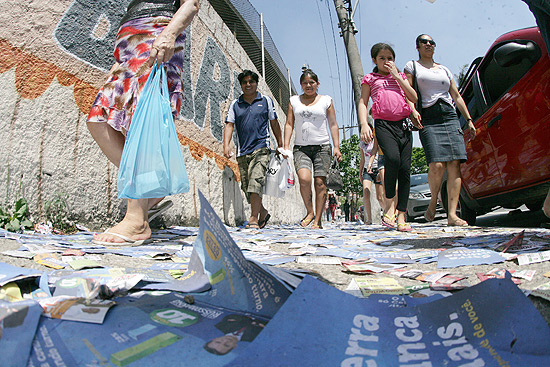 Santinhos de candidatos a eleies 2012 vira sujeira e lixo eleitoral em frente escolas de So Paulo