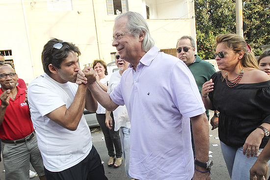 O ex-ministro José Dirceu cumprimenta militante ao chegar para votar na zona sul de SP, na tarde deste domingo