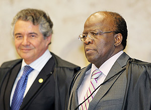 Joaquim Barbosa (à dir.) ao lado do colega Marco Aurélio Mello durante sessão do julgamento do mensalão nesta quarta