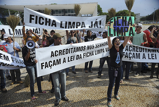 Manifestantes protestam em frente ao STF, em Brasília, para pedir aplicação mais rápida da Lei da Ficha Limpa