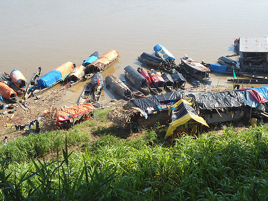 Índios acampam em canoas após ficarem sem dinheiro para voltar para casa, no Amazonas