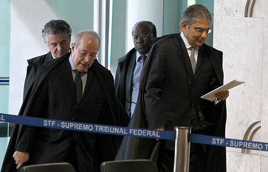 Os ministros Marco Aurélio (à esq.), Celso de Mello, Joaquim Barbosa e Ayres Britto entram no plenário