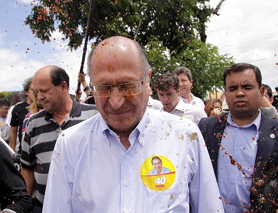 Em campanha com aliado em Campinas, Geraldo Alckmin foi atingidos por café lançado por uma mulher