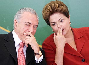 O vice presidente Michel Temer conversa com a presidente Dilma Rousseff 