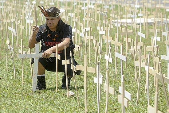 Elizeu Lopes Guarani-Kaiow coloca cruzes, simbolizando os mortos, em protesto em frente ao Congresso Nacional 