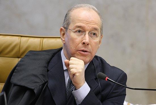 O ministro Celso de Mello votou a favor da perda do mandato de deputados cassados