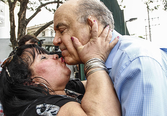 O candidato Jos Serra  beijado por eleitora durante campanha na tarde desta quinta-feira (25)