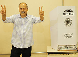 Candidato a prefeito de Curitiba Gustavo Fruet (PDT) ao votar na cidade