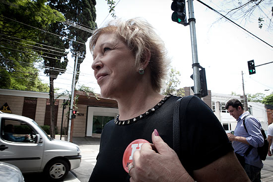 A ministra Marta Suplicy chega ao colgio Madre Alix onde vota