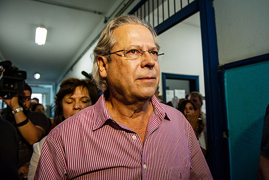 Jos Dirceu durante votao em escola de So Paulo, no segundo turno das eleies municipais