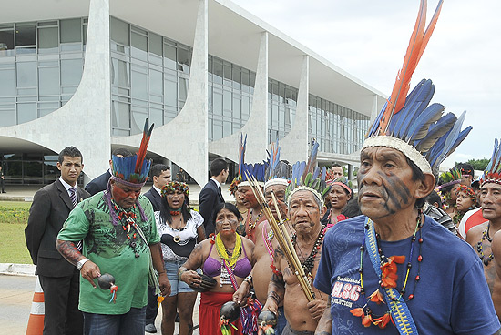 ndios de nove etnias vindos do Maranho e do Amazonas fazem manifestao ao lado do Palcio do Planalto
