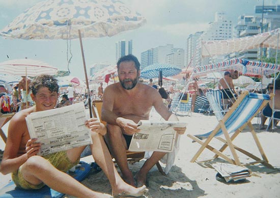 José Dirceu e o filho Zeca, na praia de Camboriú, em Santa Catarina, de férias com a família