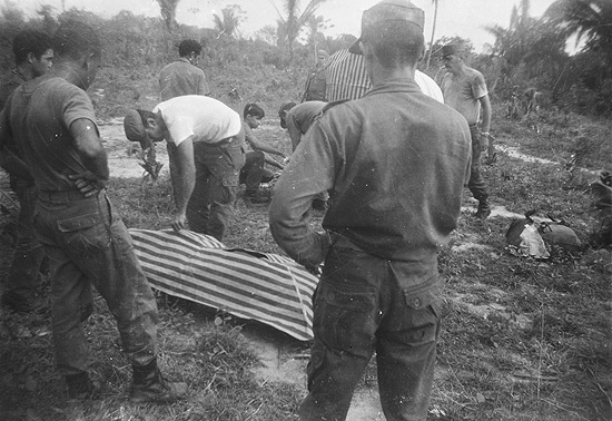 Corpos de guerrilheiros são embalados em lonas por militares, em 1972, na região próxima às margens do rio Araguaia, no estado Pará. 