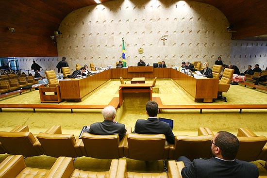 O ministro Joaquim Barbosa preside sessão do STF que julga o mensalão