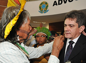 José Weber Holanda (à dir.), investigado pela PF, durante encontro com líderes indígenas em Brasília em 2012